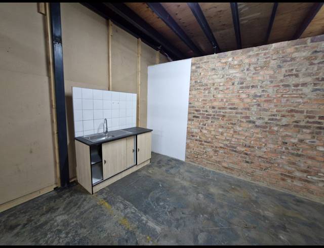 372M² SHOWROOM TO LET IN KRAMERVILLE